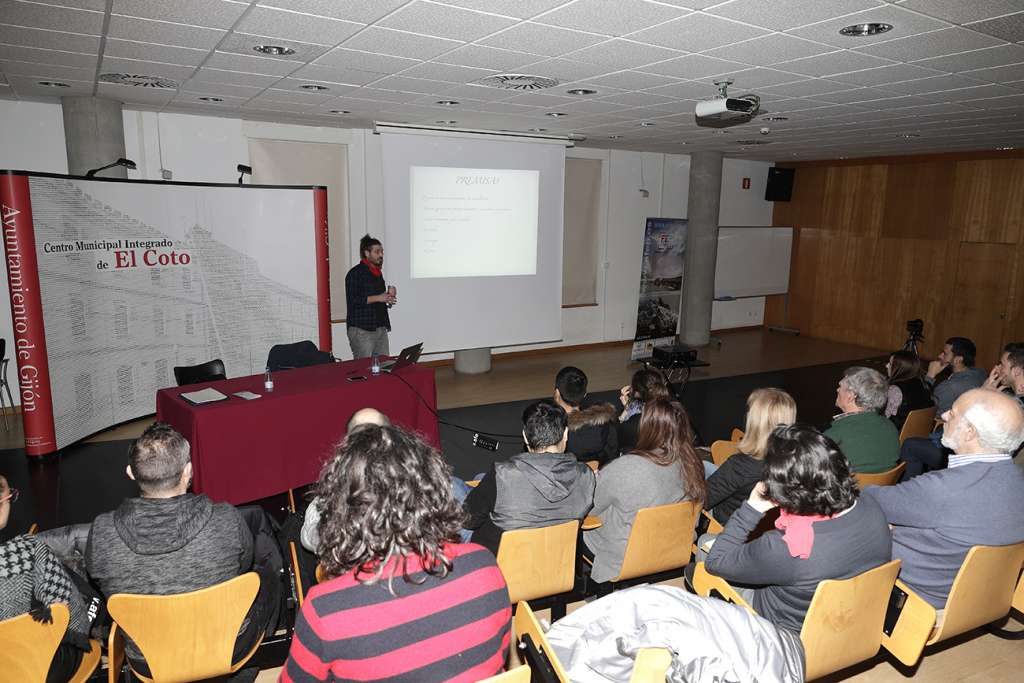 Lleno absoluto en la ponencia y exposición de Cesar Casona “Reflexiones de uno cualquiera” 2 136
